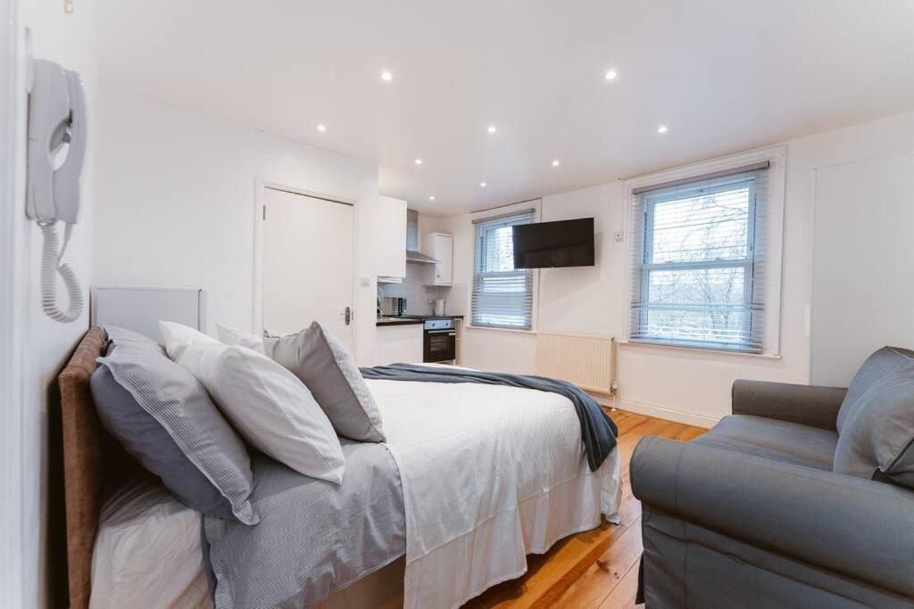 Your Lovely Studio Flat- West3 Лондон Екстериор снимка