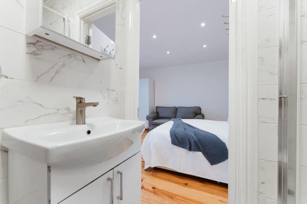 Your Lovely Studio Flat- West3 Лондон Екстериор снимка