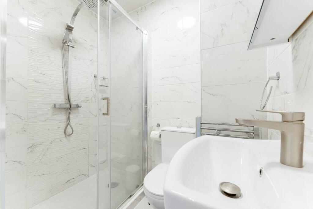 Your Lovely Studio Flat- West3 Лондон Екстериор снимка