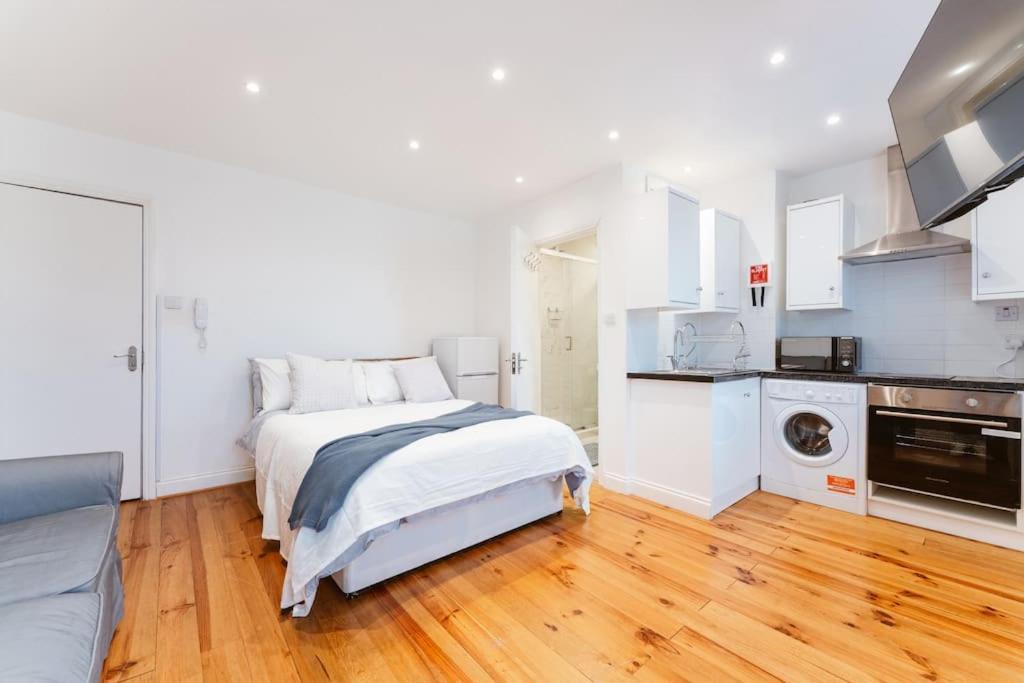 Your Lovely Studio Flat- West3 Лондон Екстериор снимка